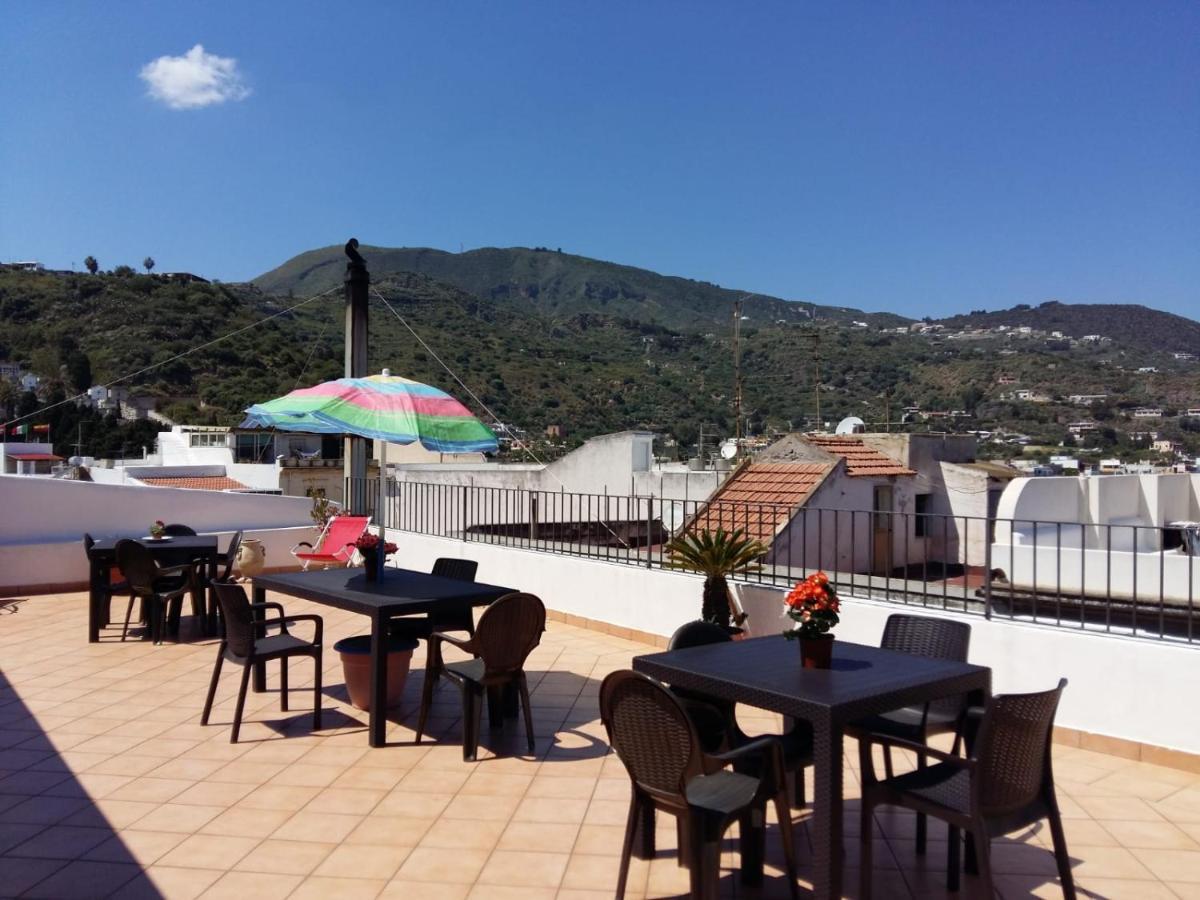 Апартаменты Lipari Centro Storico Flat 6 Mins From Port Экстерьер фото